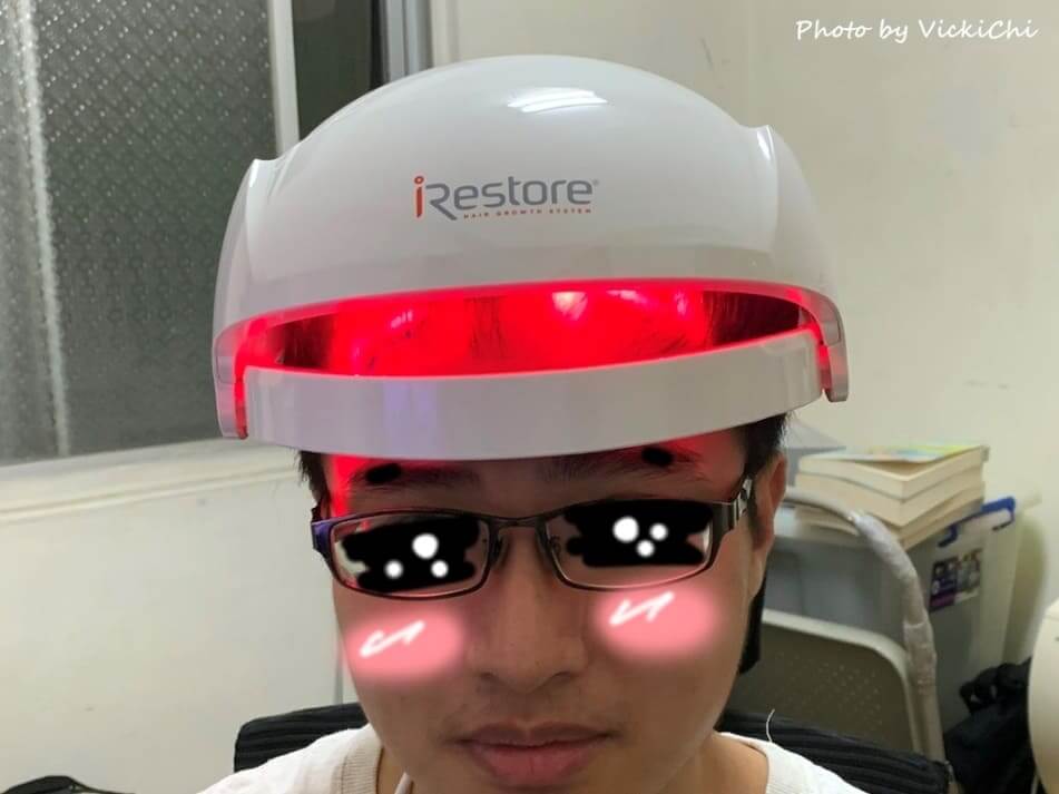 在家使用iRestore雷射生髮帽生髮的男人iRestore雷射生髮帽-Pro使用心得-效果-評價-推薦