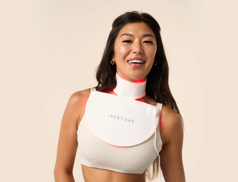 戴著愛麗朵爾頸胸美膚儀的人